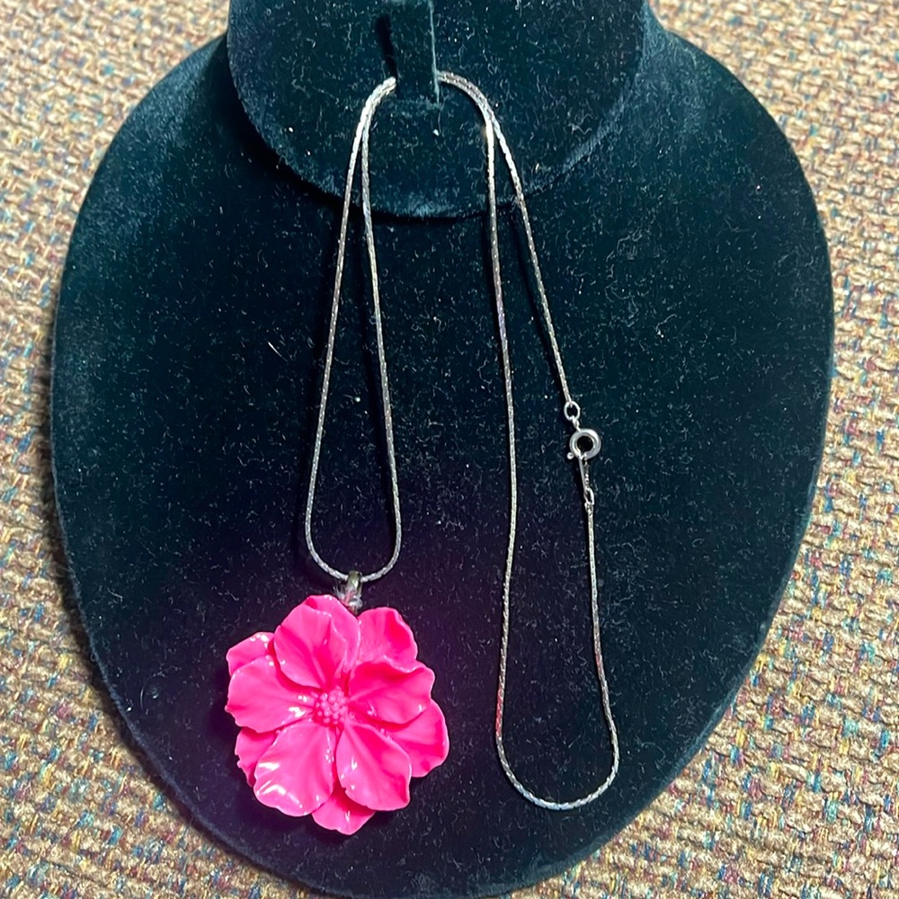 Plastic vintage Flower necklace